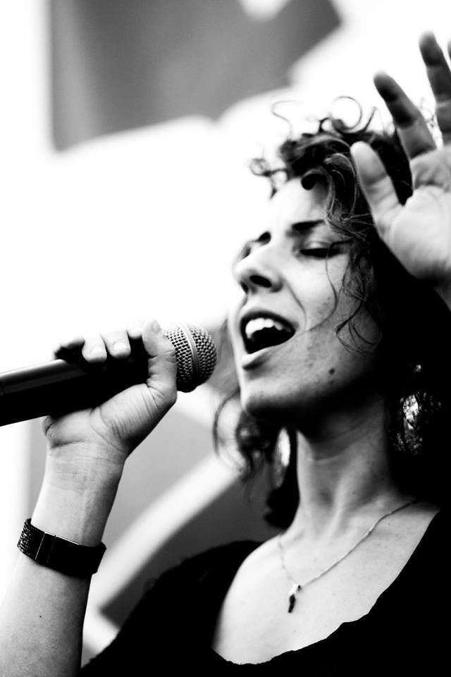 Simona canta al microfono, foto in bianco e nero
