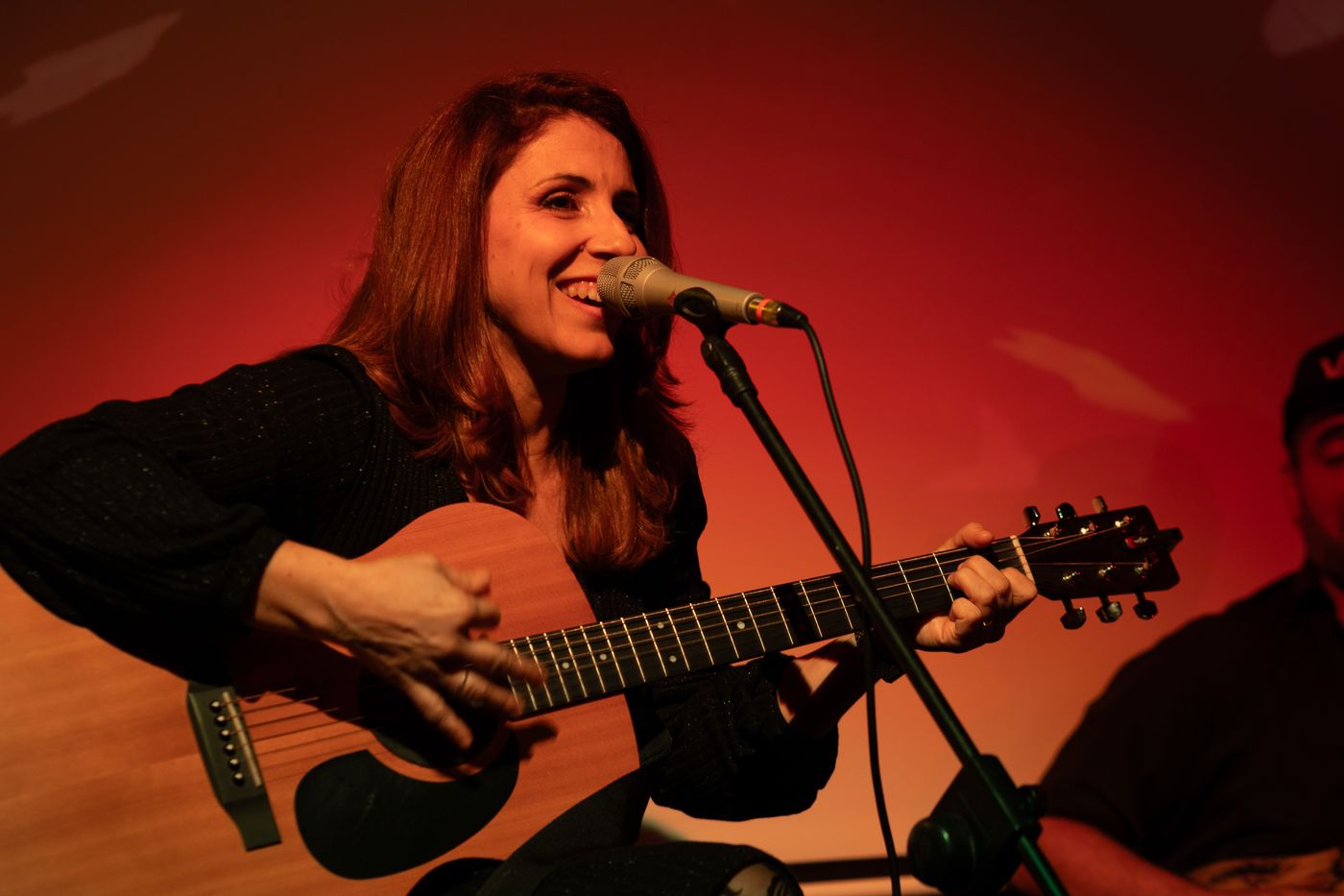 Lasimi alla chitarra acustica, luce rossa