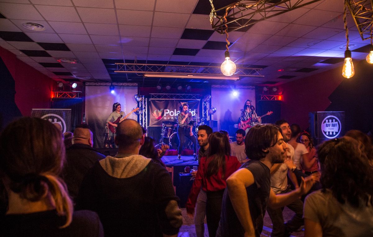 La sala che balla sotto il palco della Polaroid Girl Band