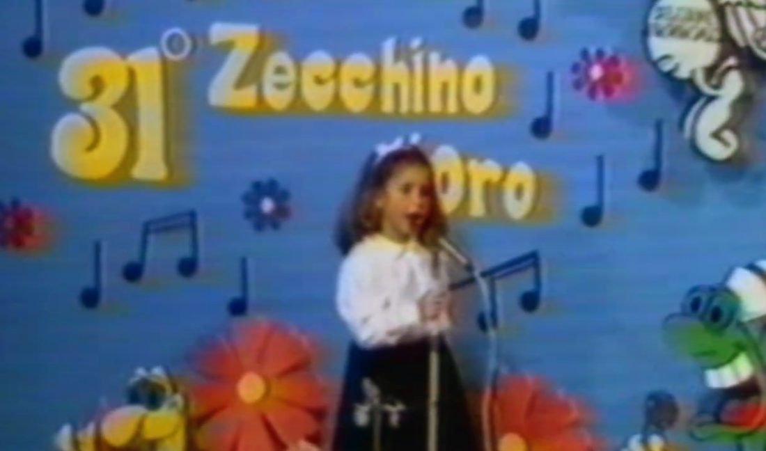 Simona bambina canta al microfono alle selezioni del 31° Zecchino d'Oro, fermo immagine televisivo